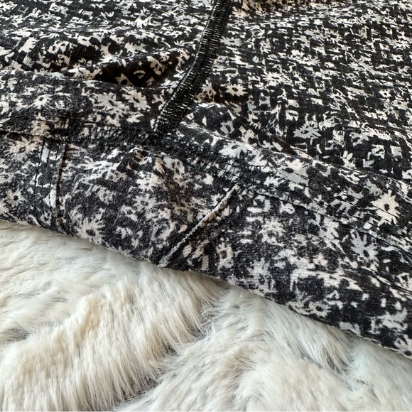 Lululemon Invigorate Tight Daisy Dust Alpine White Black / Black size 6 - Picture 4 of 13